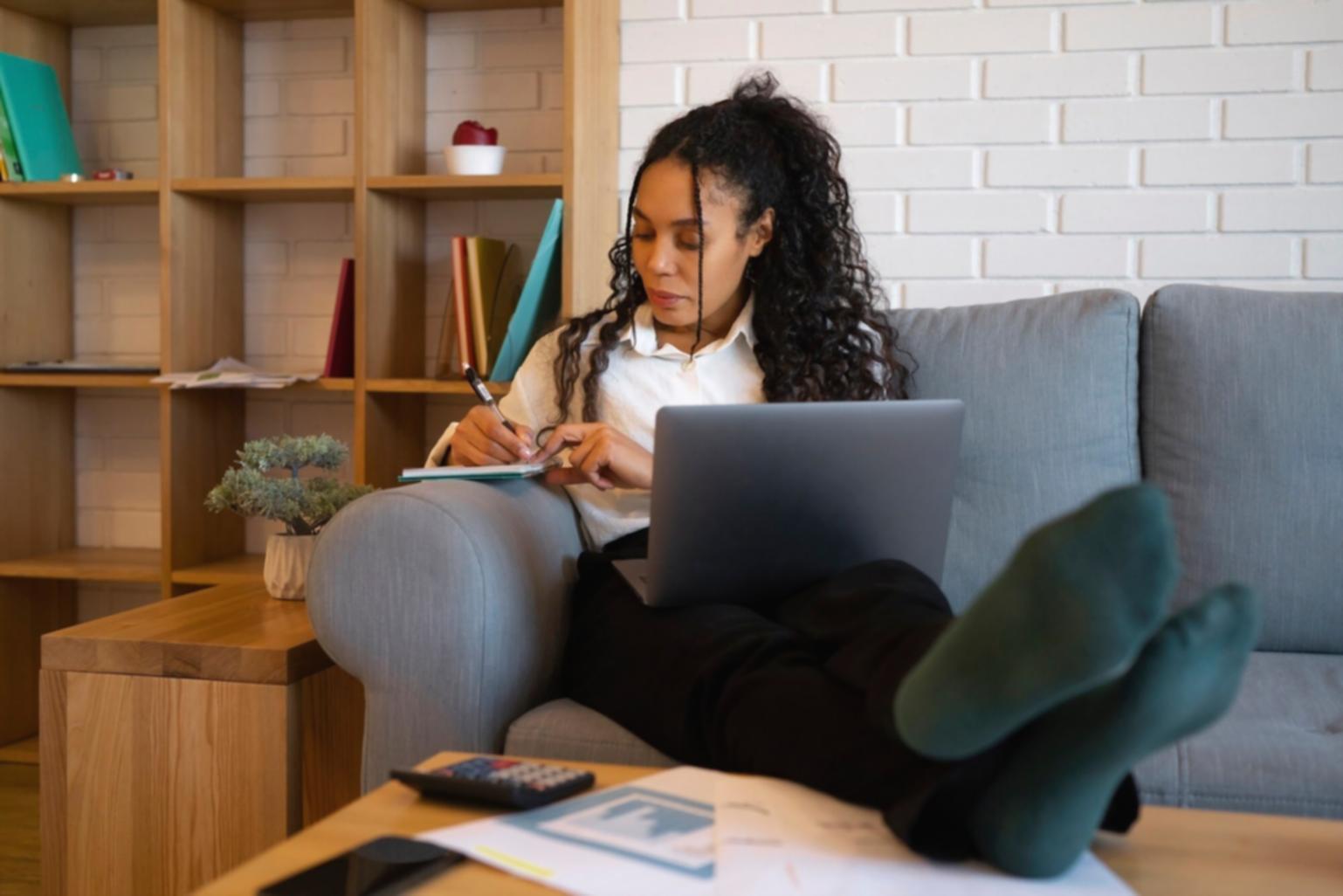 Espacio de trabajo con análisis financiero y modelos organizados sobre mesa de reuniones