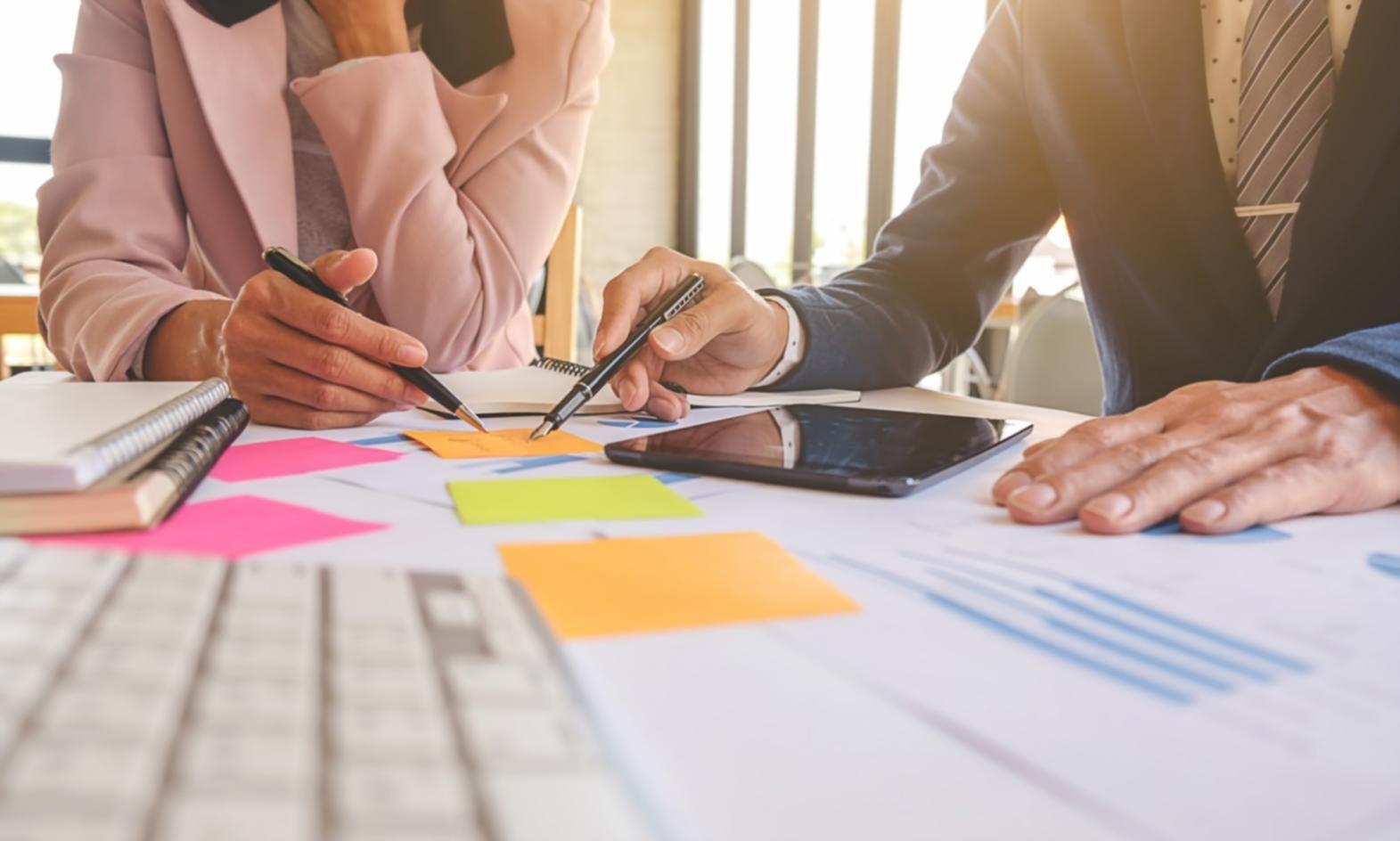 Reunión de análisis financiero personalizado con documentación real